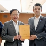 　防衛省を訪れ、要請文を手渡す渉外知事会会長の黒岩祐治神奈川県知事（中央）＝２０日午後