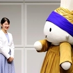 　「フェルメール『真珠の耳飾りの少女』展」の開会式で、ミッフィーに笑顔を見せられる愛子さま＝２０日午後、大阪市の大阪中之島美術館（代表撮影）
