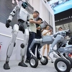 　「世界ロボット大会」で展示された、中国の宇樹科技（ユニツリー・ロボティクス）のロボット＝２０日、北京（共同）