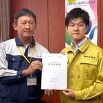　鈴木農相（右）に要望書を手渡す熊本県八代市の小野泰輔市長＝２０日午後、農水省