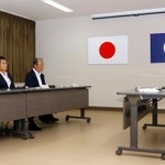 　関西電力の原発が立地する町の首長らと面談する福井県の武部衛副知事（右）＝２０日午後、敦賀市