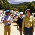 　熊本県宇城市の災害ごみ仮置き場を視察する石原環境相（手前）＝２０日午後