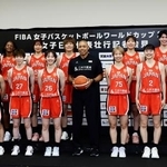 　バスケットボール女子Ｗ杯に臨む日本代表の田中（前列左から３人目）、後藤（同右端）ら。中央はゲインズ監督＝２０日、東京都内