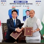 　海洋安全保障協力に関する覚書に署名した小泉防衛相（左）とインドのシン国防相＝２０日、ニューデリー（共同）