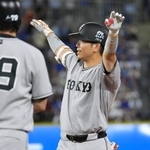 　７回、適時打を放ちポーズをとる巨人・大城＝横浜
