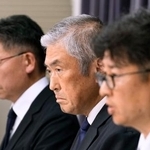 　作業員４人が特急列車と衝突して死亡した事故を受け、記者会見する東武鉄道の鈴木孝郎鉄道事業本部長（中央）ら＝２０日午後、国交省
