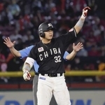 　７回、２点二塁打を放ち、ファンの声援に応えるロッテ・佐藤＝楽天モバイルパーク