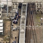 　東武日光線新鹿沼駅の構内で作業員４人をはね、停車した特急列車スペーシアＸ２号＝２０日午後０時５９分、栃木県鹿沼市（共同通信社ヘリから）