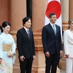 　パラグアイのペニャ大統領を表敬訪問された秋篠宮ご夫妻＝２０日、アスンシオンのロペス宮殿（代表撮影・共同）