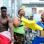 　米ニューヨークで開幕した「アニメＮＹＣ」で、コスプレ姿でポーズをとる来場者＝２０日（共同）