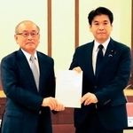 　第５期教育振興基本計画について中教審に諮問する松本文科相（右）＝２１日午前、文科省