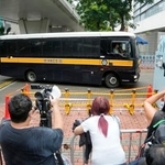 　香港の裁判所に入る、被告を乗せたとみられる車両＝２１日（共同）