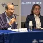 　記者会見する京都大の北川進特別教授（左）＝２０日、京都市