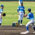 　守備練習する健大高崎ナイン＝大阪府豊中市