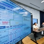　専門家検討会でまとまった中長期の天気予報の拡充方針を説明するモニター＝２１日午後、気象庁