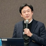 　あいさつするＫＤＤＩの松田浩路社長＝２０日、米サンフランシスコ（共同）