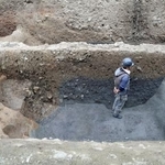 　「妙顕寺城」推定地の発掘調査で見つかった外堀＝６月、京都市中京区（文化財サービス提供）