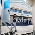 　避難所となっている氷川中。敷地内にはトイレカーが設置されていた＝２０日、熊本県氷川町