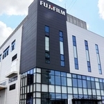 　富士フイルム子会社の大分工場に開所した新棟＝２１日午後、大分市