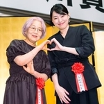 　贈呈式でポーズをとる直木賞の朝倉かすみさん（左）と芥川賞の小砂川チトさん＝２１日午後、東京都内