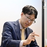 　囲碁の第５１期碁聖戦５番勝負の第５局で佐田篤史七段に勝利し、６連覇を達成した井山裕太碁聖＝２１日午後、大阪市の日本棋院関西総本部