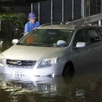 　さいたま市北区で水没した車両＝２１日午後７時ごろ
