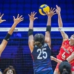 　香港戦でスパイクを放つ石川（右）＝天津（Ｖｏｌｌｅｙｂａｌｌ　Ｗｏｒｌｄ提供）