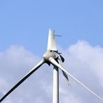 　羽根が折れた風力発電の風車＝２０２５年５月、秋田市