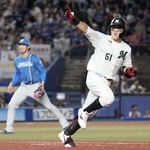 　１０回、サヨナラ二塁打を放ち笑顔の山口。左は清宮虎＝ＺＯＺＯマリン