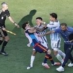 　Ｗ杯決勝戦終了後にスペインのガビ（左から２人目）を押し倒すアルゼンチンのパレデス（５）＝７月、ニューヨーク（共同）