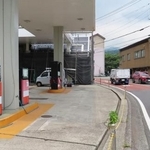 　３月に閉鎖した神奈川県箱根町のガソリンスタンド。再開に向けた準備が進む＝７月
