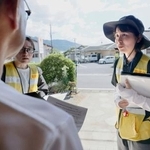 　熊本県氷川町で戸別訪問する保健師＝１９日