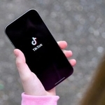 　ＴｉｋＴｏｋ（ティックトック）のロゴが映ったスマートフォンの画面（ロイター＝共同）