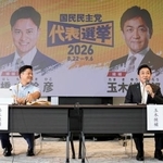 　国民民主党の代表選に立候補し、討論会に臨む橋本幹彦衆院議員（左）と玉木雄一郎代表＝２２日午前、東京都港区