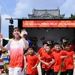 　愛知・名古屋アジア大会の聖火リレーがスタートし、名古屋城の広場を走る第１走者の吉田沙保里さん＝２２日午前、名古屋市中区