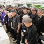 　学童疎開船「対馬丸」の犠牲者を悼む慰霊祭で黙とうする参列者ら＝２２日午前、那覇市