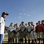 ２０２０年１２月、智弁和歌山高の選手を指導するイチローさん＝和歌山市