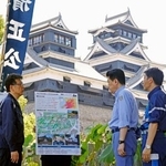 　熊本市の大西一史市長（左）から熊本城の被害状況について説明を受ける木原官房長官（中央）＝２２日午前、熊本市