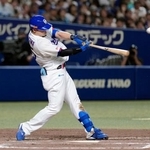 　８回中日２死、細川が左越えに同点本塁打を放つ＝バンテリンドーム