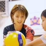 　北京の日本人学校でバレーボール教室を開いた女子元日本代表の木村沙織さん＝２２日（共同）