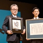 　「坪内逍遥大賞」を受賞した三谷幸喜さん（左）＝２２日午後、岐阜県美濃加茂市