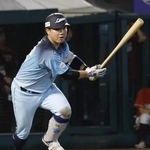 　８回西武２死一、二塁、古賀悠が右翼線に先制の２点二塁打を放つ＝楽天モバイルパーク