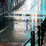 　雨で冠水したアンダーパス＝２２日午後６時２５分、東京都千代田区