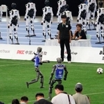 　「世界人型ロボットスポーツ大会」で行われたサッカーのエキシビションマッチ＝２２日、北京（共同）