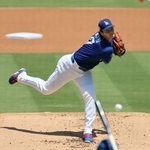 　パイレーツ戦前に実戦形式で投球するドジャース・大谷。打者スミス＝ロサンゼルス（共同）