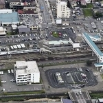 　東武日光線新鹿沼駅の構内で作業員４人をはね、停車した特急列車スペーシアＸ２号＝２０２６年８月２０日、栃木県鹿沼市（共同通信社ヘリから）