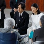 　日系人と懇談される秋篠宮ご夫妻＝２２日、パラグアイ中南部ラ・コルメナ（共同）