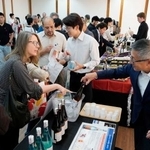 　新潟県の日本酒の試飲コーナーに集まる来場者＝２２日、ブラジル・サンパウロ（共同）