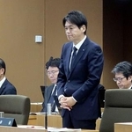 　横浜市議会総務委員会で謝罪する山中竹春市長＝１３日午前