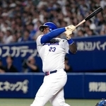 　４回中日無死一塁、サノーが左中間に先制２ランを放つ＝バンテリンドーム